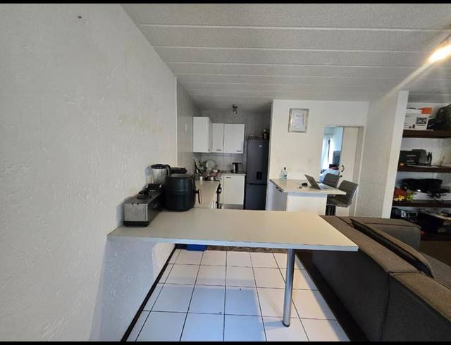 1 BEDROOM PROPERTY TO RENT IN PARKTOWN NORTH